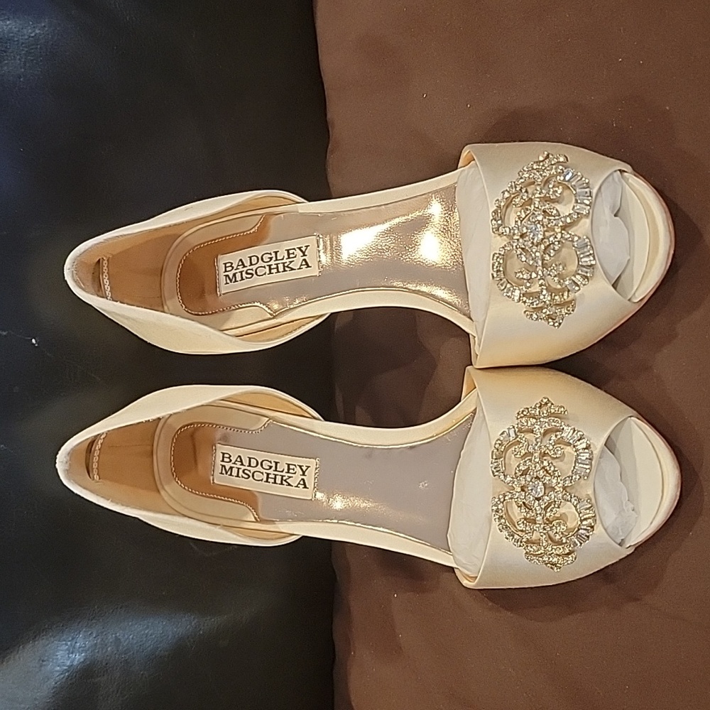 Badgley Mischka open toe pump